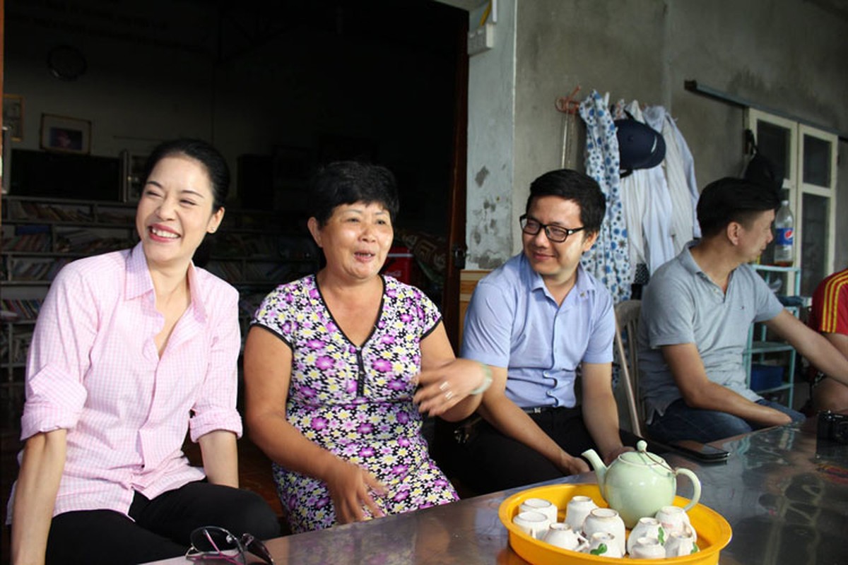 Ca si Thu Phuong gian di ve tham que Hai Phong-Hinh-11